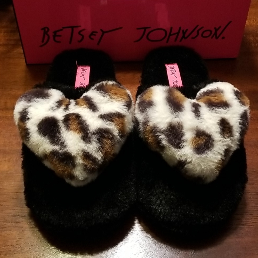 🖤 Betsey slippers